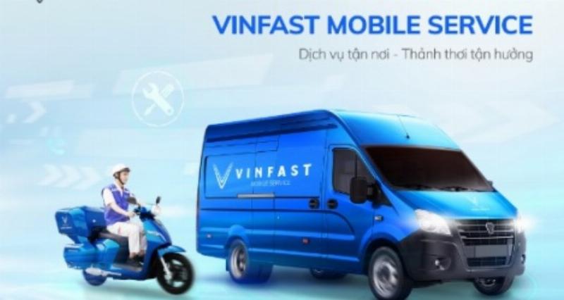 Một kỹ thuật viên Vinfast đang thực hiện công việc bảo dưỡng trên một chiếc xe tại xưởng dịch vụ ở Hà Đông
